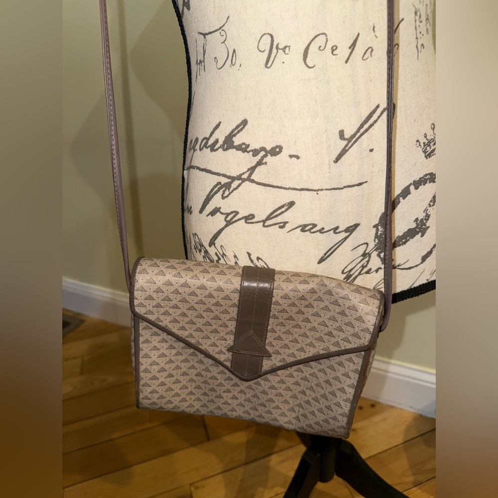 Geometric Patterned Clutch - Picture 13 of 13